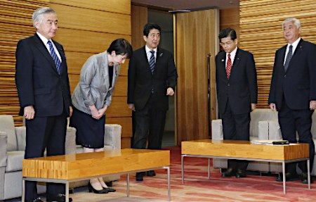 安倍首相が１９年ぶり閣議の司会