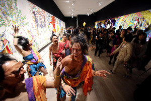 村上隆展、３１日から 内覧会に「ゆず」飛び入り参加