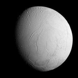 土星衛星の噴煙突入画像を公開 - 表面に大きなしわ、機体は無事