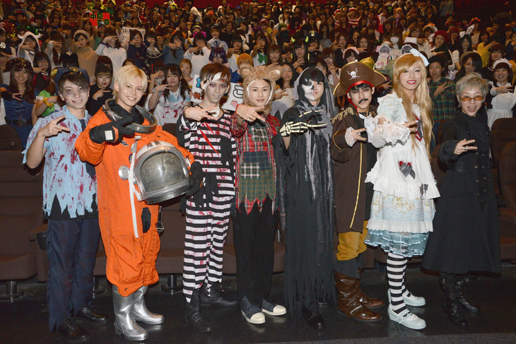超特急が「サイドライン」舞台挨拶に仮装姿で登場、ゾンビ・アリス・人狼など