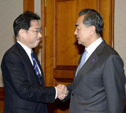 日韓外相「関係前進が重要」=首脳会談の事前協議