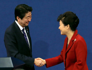 歴史認識、なお温度差 3年半ぶりの日中韓首脳会談
