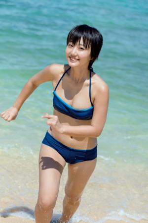 アプガ新井愛瞳、ジャグジーで泡まみれ 17歳の弾けるビキニ披露