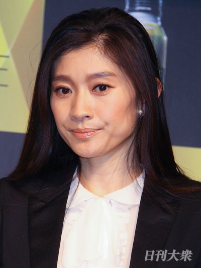 篠原涼子、ドラマ『オトナ女子』撮影で事件!?「驚愕のキス現場」