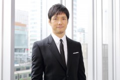 西島秀俊、疑いを持って生きる…正義の危うさに警鐘【『MOZU』男たちの正義】