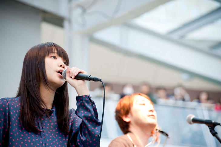 いきものがかり、16年前にタイムスリップ！結成記念日に路上ライブ再現