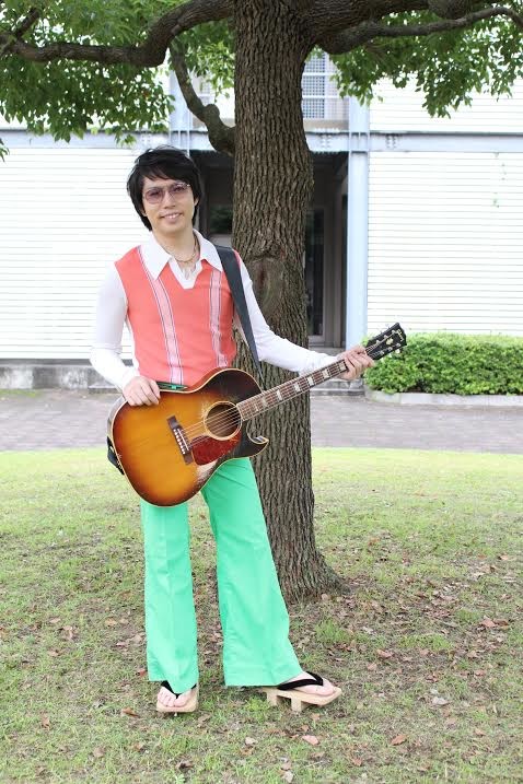 高橋優、今夜放送「釣りバカ日誌」に登場！70年代のフォーク好き青年に