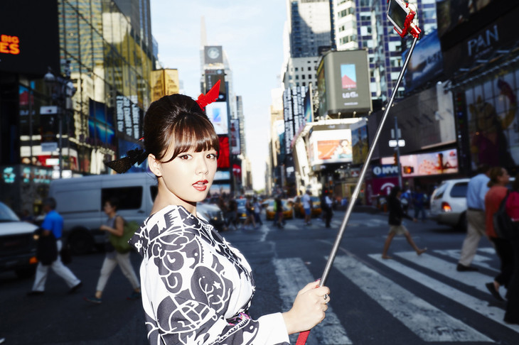 篠崎愛、浴衣で豊満な胸を張り「日本ぽさを意識した」