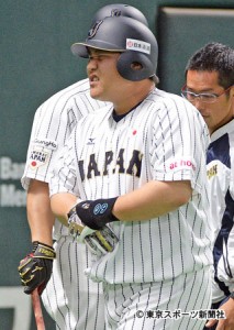 日本代表の4番中村剛也内野手(32=西武)が2回の第1打席で右手に死球を受け途中交代した。