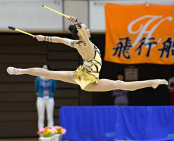 河崎2連覇、14歳の喜田は2位 全日本新体操第2日