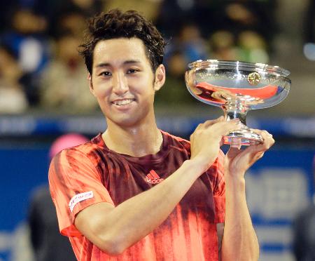 テニス、23歳の内山が初優勝 全日本選手権