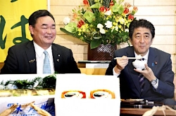 楢葉のサケ「味わい深い」=首相