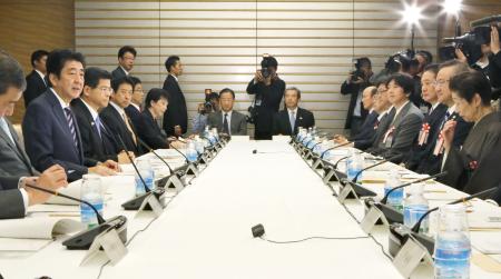 政府、訪日客３千万人へ検討開始 年度内に受け入れ拡充策