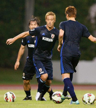 サッカー日本代表、現地で初練習 12日のシンガポール戦へ