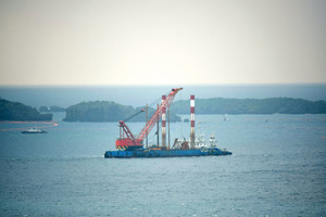 辺野古ボーリング調査再開へ準備 沖縄防衛局、台船設置