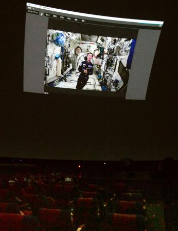 国際宇宙ステーションの油井さん、小中高生と交信