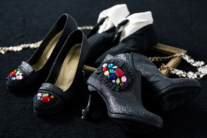 「宝石の国」宝石たちの靴をパンプスに、ネクタイ付きソックスも