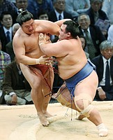 大声援で一気の攻め=琴奨菊、嘉風を圧倒-大相撲九州場所3日目