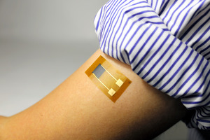 貼るだけで検温、シール状の体温計 東大などが開発