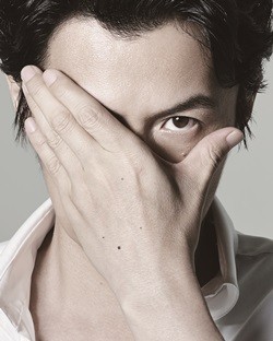 福山雅治、3年ぶり映画主演は"念願"のパパラッチ役! 髪とひげ伸ばし役作り