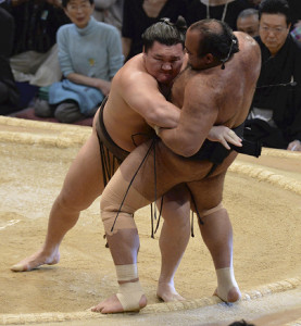 白鵬4連勝、琴奨菊も圧勝…遠藤は初白星 2015年11月11日 18時09分