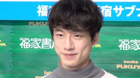 坂口健太郎、波瑠との交際否定「友達ですね」