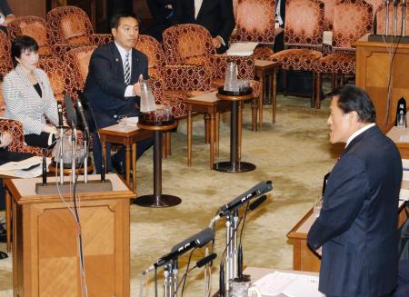 参院予算委でプロレス師弟対決／馳文科相と猪木氏