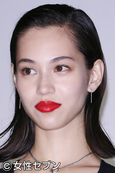 水原希子＆野村周平 寿司デートからのサプライズ誕生会へ (1/2ページ)