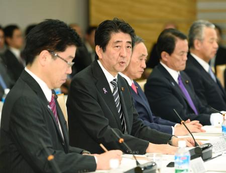「出生率」「介護離職ゼロ」に重点＝１億活躍の対策第１弾で安倍首相