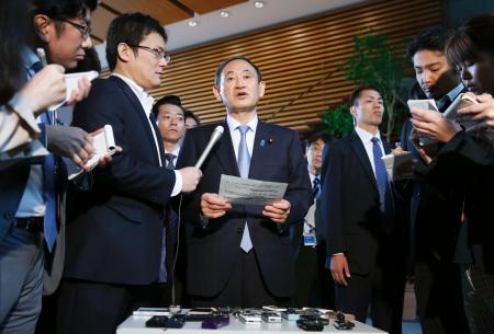 安倍首相、テロ対策強化を指示=菅長官「邦人被害確認なし」
