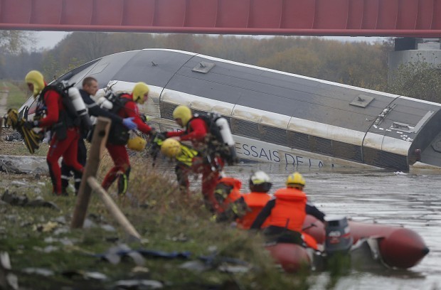 フランス高速鉄道TGV脱線、10人死亡 試験走行中