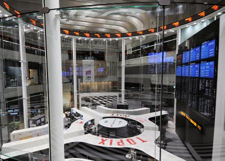 東証、8営業日ぶりに反落 - 米株安、円高を嫌気