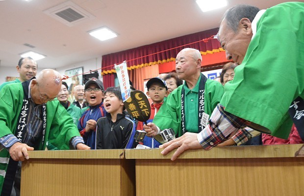 雑記帳：ハゲ頭に吸盤をつけ、ひもで引っ張り合う…