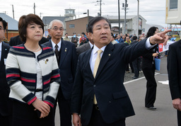 北方相、四島訪問へ意欲 元島民、沖縄偏重を懸念