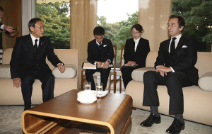 「断固として非難」官房長官と外相、犠牲者弔問 2015年11月15日 21時13分