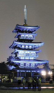 薬師寺西塔も青白く…糖尿病デーのライトアップ 2015年11月15日 12時56分