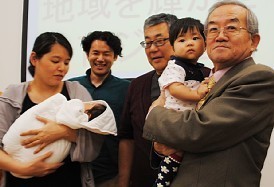 「育ジイ」：３日間の講習を終え福岡県福津市長が宣言