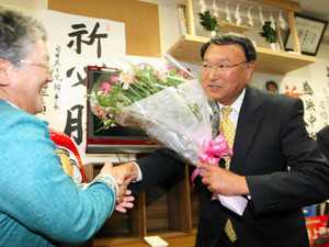 浜中氏が三つどもえ制す 青梅市長に初当選