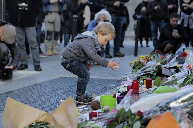 パリ同時テロ、ソーシャルメディアの役割拡大