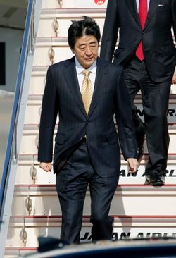 安倍首相がトルコから帰国