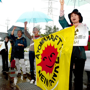 川内原発正門前、営業運転に40人が抗議「廃炉にせよ」
