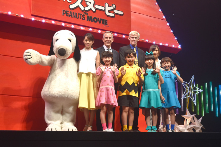 前田敦子、芦田愛菜らがスヌーピーとハグ！映画公開記念イベント
