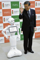 「ペッパー」接客係に、北九州銀頭取が辞令 2015年11月18日