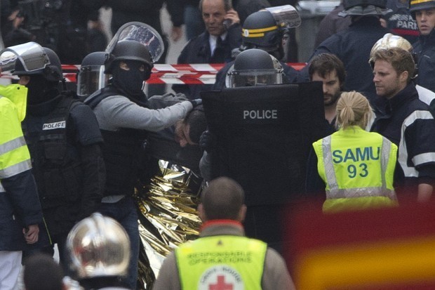 仏、パリのテロ拠点制圧―拘束者7人に首謀者含まれず
