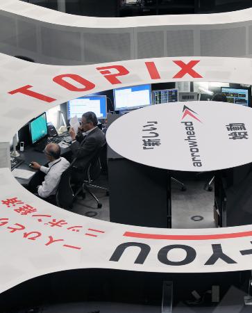 日経平均、一時３００円超上昇 米ダウの大幅上昇受け