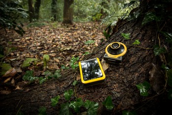 カシオ「EXILIM」、アウトドアで活躍する分離合体・防水防塵「EX-FR100」