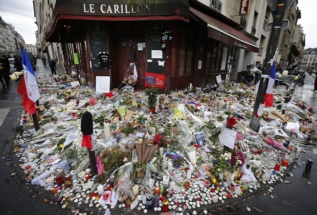 パリ同時テロ:1週間 仏当局、首謀者の死亡確認 空港襲撃も計画