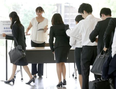 「就活長期化で負担」6割近く…繰り下げ影響 2015年11月20日 14時38分
