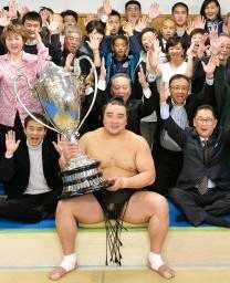 日馬富士12場所ぶり賜杯 北の湖理事長の急死乗り越え…18年ぶり「大入り」2桁【拡大】