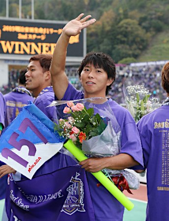 広島5発圧勝V&年間首位 佐藤寿人J1最多得点